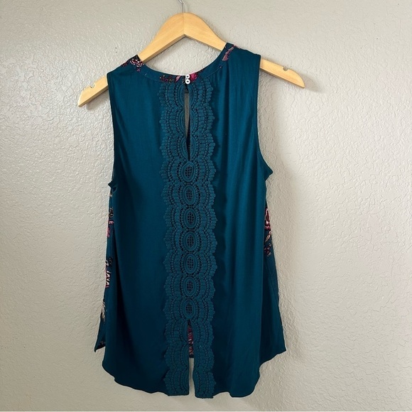 Quin Sleeveless Keyhole Crochet Blouse - Picture 7 of 11